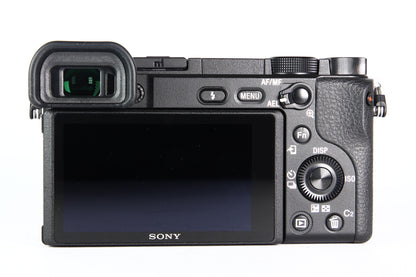 Cámara Digital SONY A6400 con lente 16-50mm. Usada