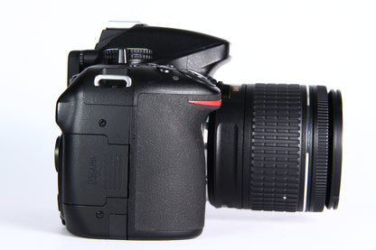 Cámara Digital Nikon D5200 Lente 18-55mm. Usada