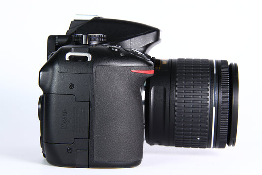 Cámara Digital Nikon D5200 Lente 18-55mm. Usada