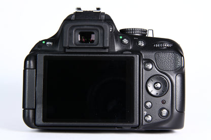 Cámara Digital Nikon D5200 Lente 18-55mm. Usada