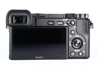 Cámara Digital SONY A6400 con lente 16-50mm. Usada